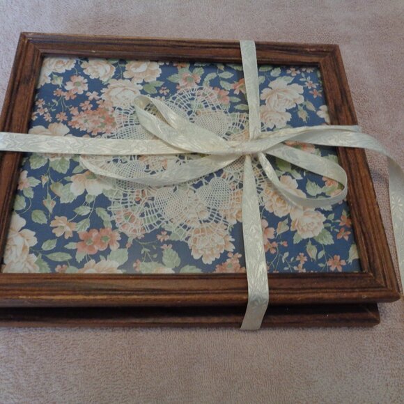 RETRO VINTAGE FRAMED DOILYS & FLORALS PAPERS PICTURES UNDER GLASS SET 2 - Picture 1 of 6